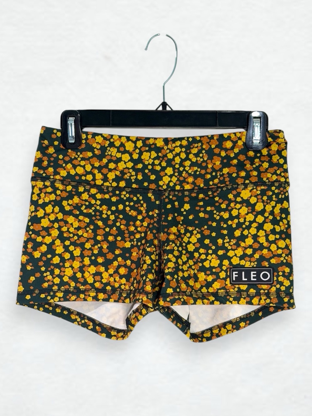 Women’s Fleo “Daisy Confetti” Gym Shorts Size Medium